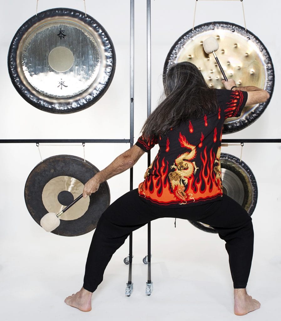 tocando los gong con la camisa de fuego