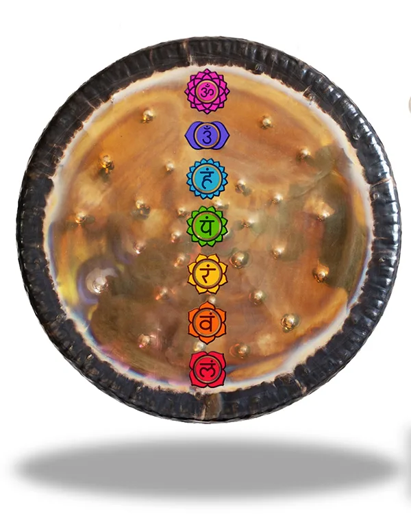 Posición de los siete chakras sobre un gong, con Anahata situado en el centro