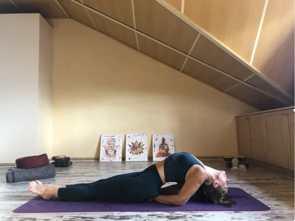 Matsyāsana o postura del pez, una postura de yoga tumbada que abre suavemente la zona del pecho