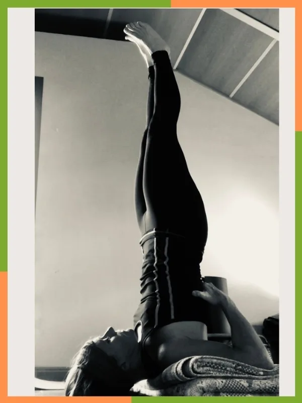 Salamba Sarvangasana o postura de la vela, una postura de yoga relacionada con la zona de la garganta